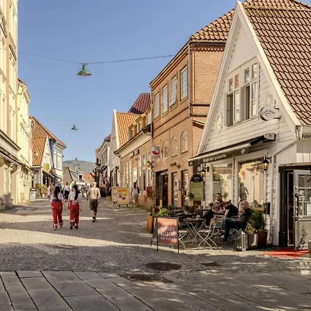 Nyrenovert Bergenshus Med Sjel I Stille Og Vakker Gagate, Midt I Hjertet Av Sentrum Bergen