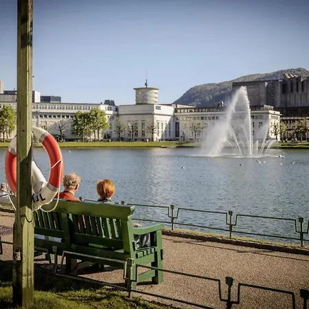 Nyrenovert Bergenshus Med Sjel I Stille Og Vakker Gagate, Midt I Hjertet Av Sentrum *