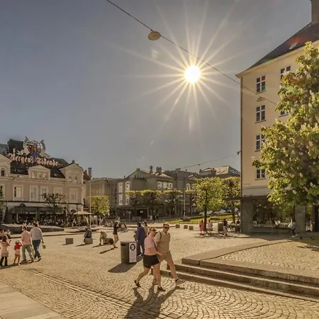 Villa Nyrenovert Bergenshus Med Sjel I Stille Og Vakker Gagate, Midt I Hjertet Av Sentrum